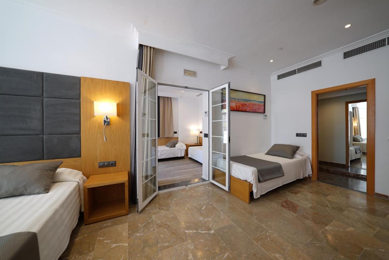 Sextuple Family Room